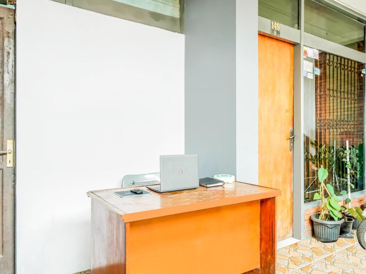 Spot On 91186 Losmen Yanti Hotel Bandung Exterior photo